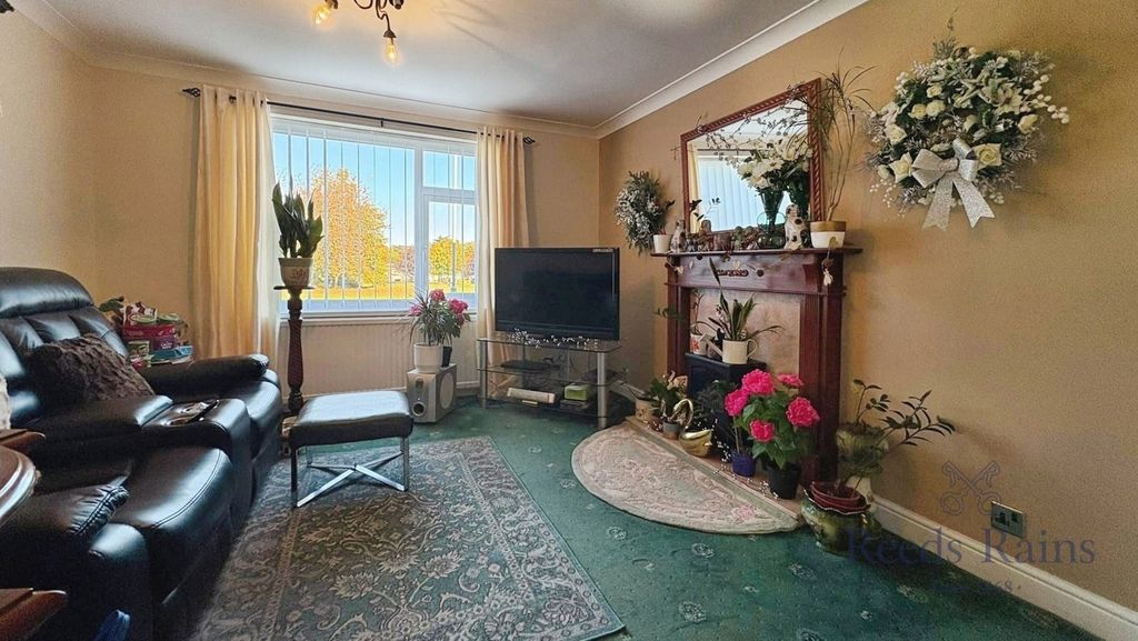 Property photo 2 of 12 Lounge