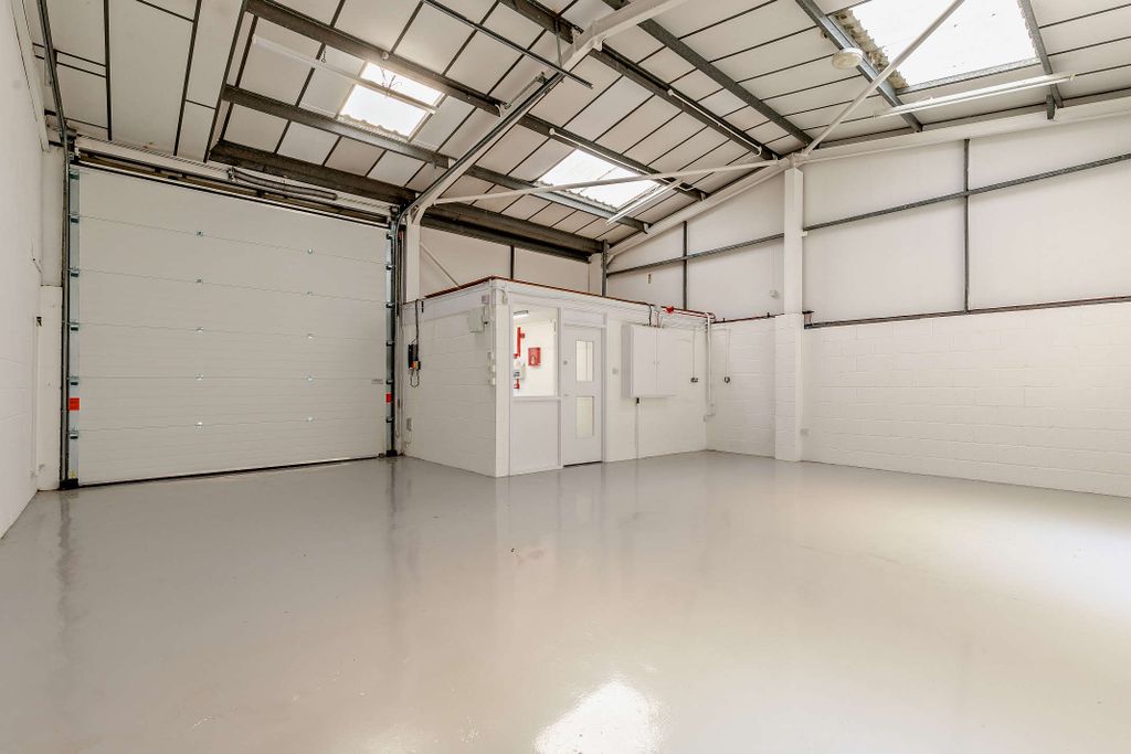 Property photo 3 of 14 8703305-Interior07-800