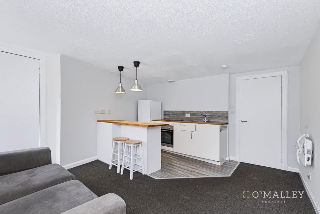 Property photo 3 of 6 Lounge / Kitchen