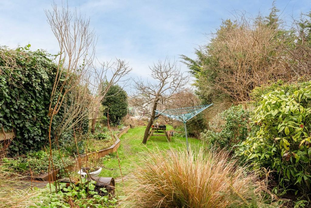 Property photo 3 of 16 Sharpthorne Crescent-8.Jpg