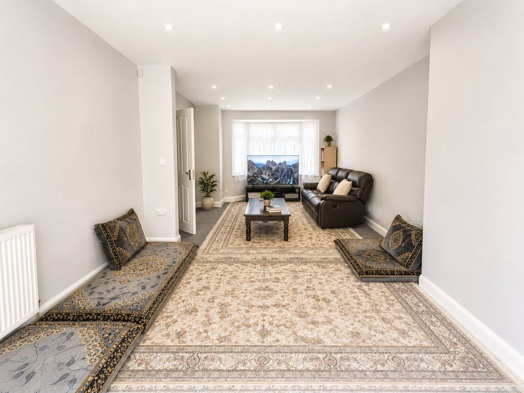 Property photo 3 of 12 Lounge