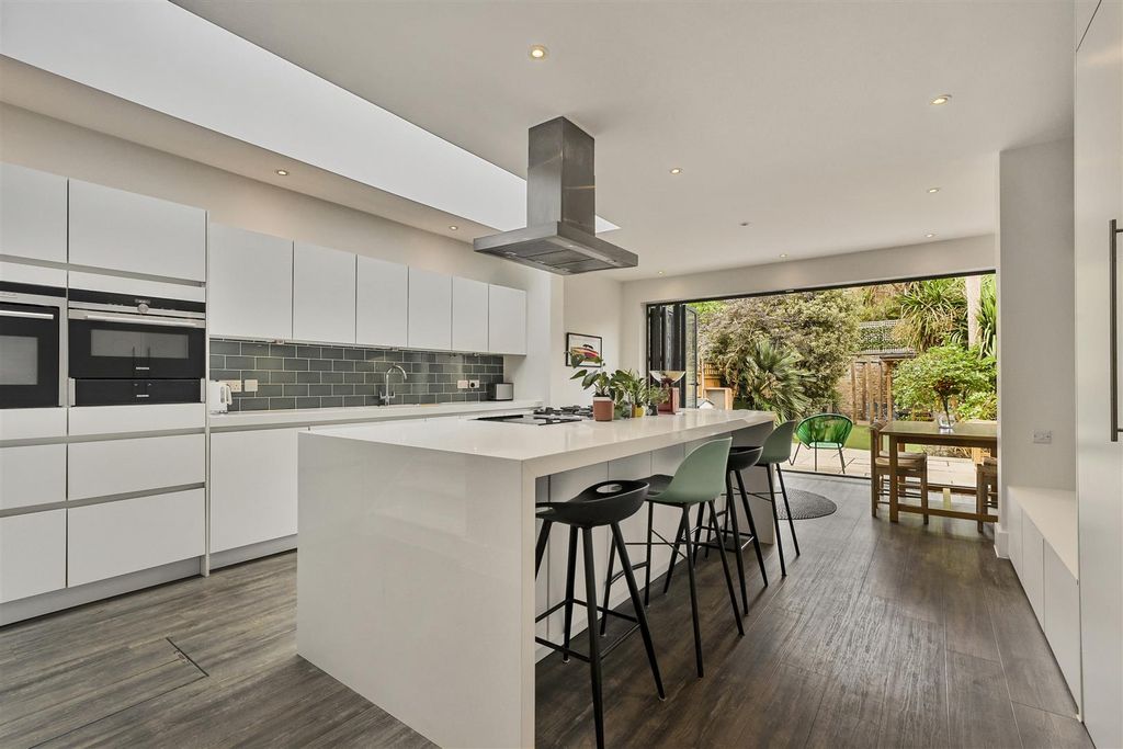 Property photo 2 of 21 For Sale - Silver Crescent, W4
