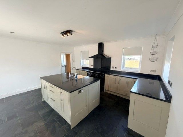 Property photo 3 of 12 Kitchen