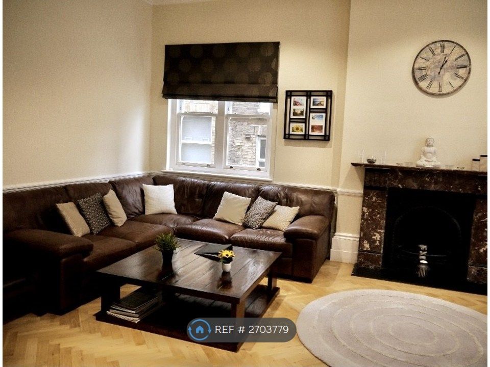 Property photo 3 of 10 Living2