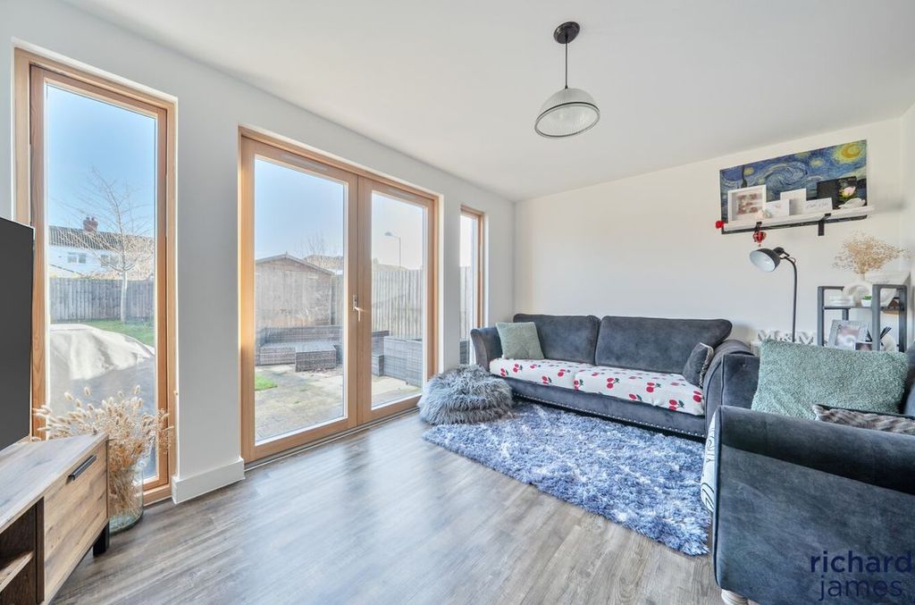 Property photo 3 of 11 833B7425Bb4d4108A644F872A38028E7