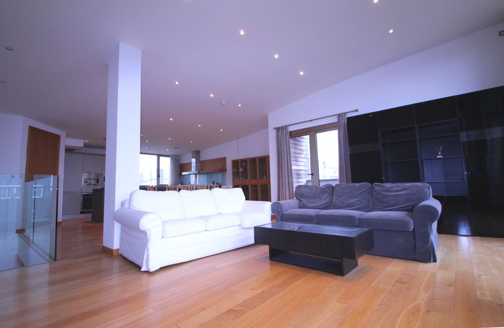 Property photo 3 of 21 Lounge