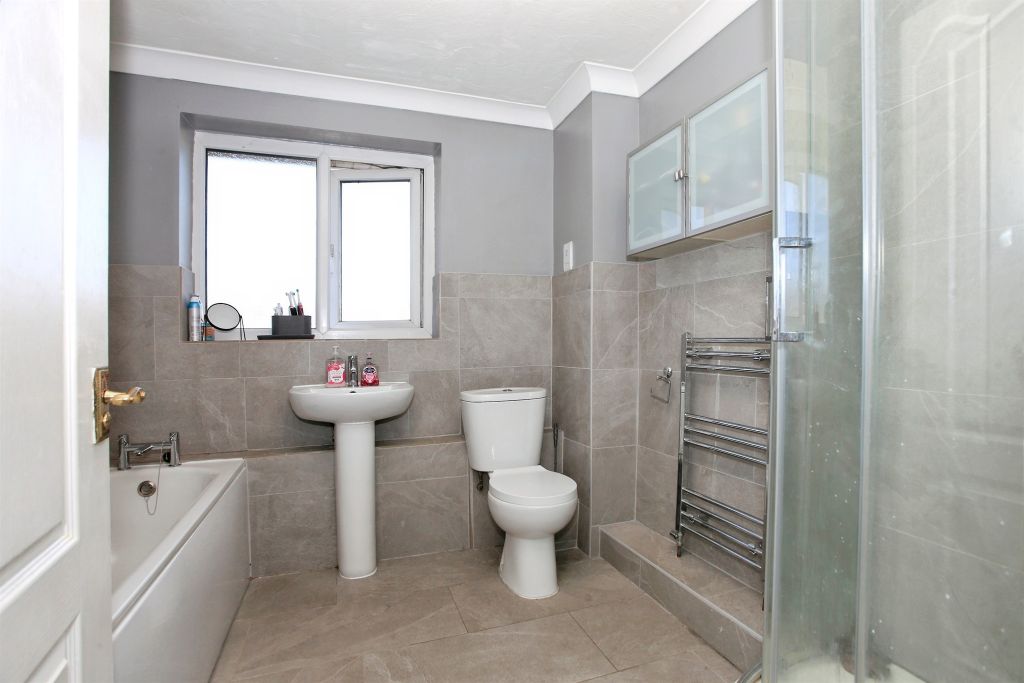 Property photo 2 of 20 Bathroom