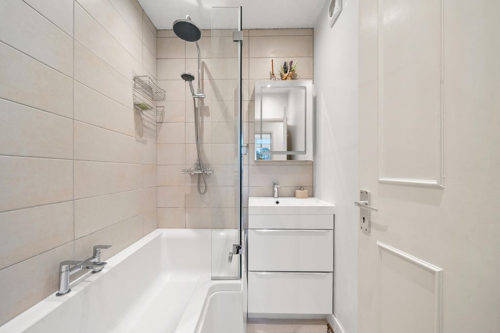 Property photo 3 of 17 Bathroom