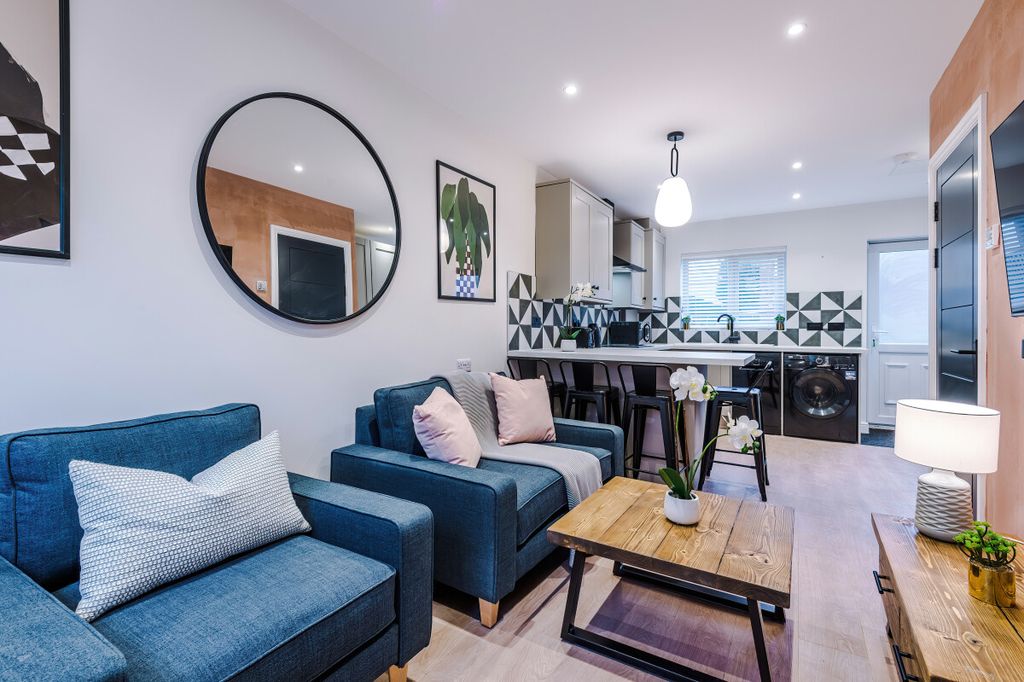 Property photo 1 of 18 12 Capricorn Way, Living Room 1