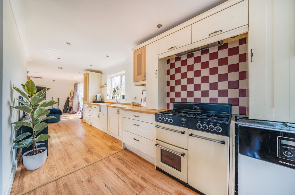 Property photo 2 of 11 Kitchen