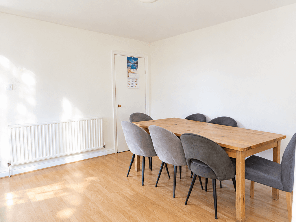 Property photo 2 of 10 4