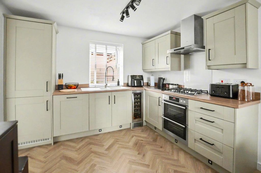 Property photo 3 of 19 Kitchen Area