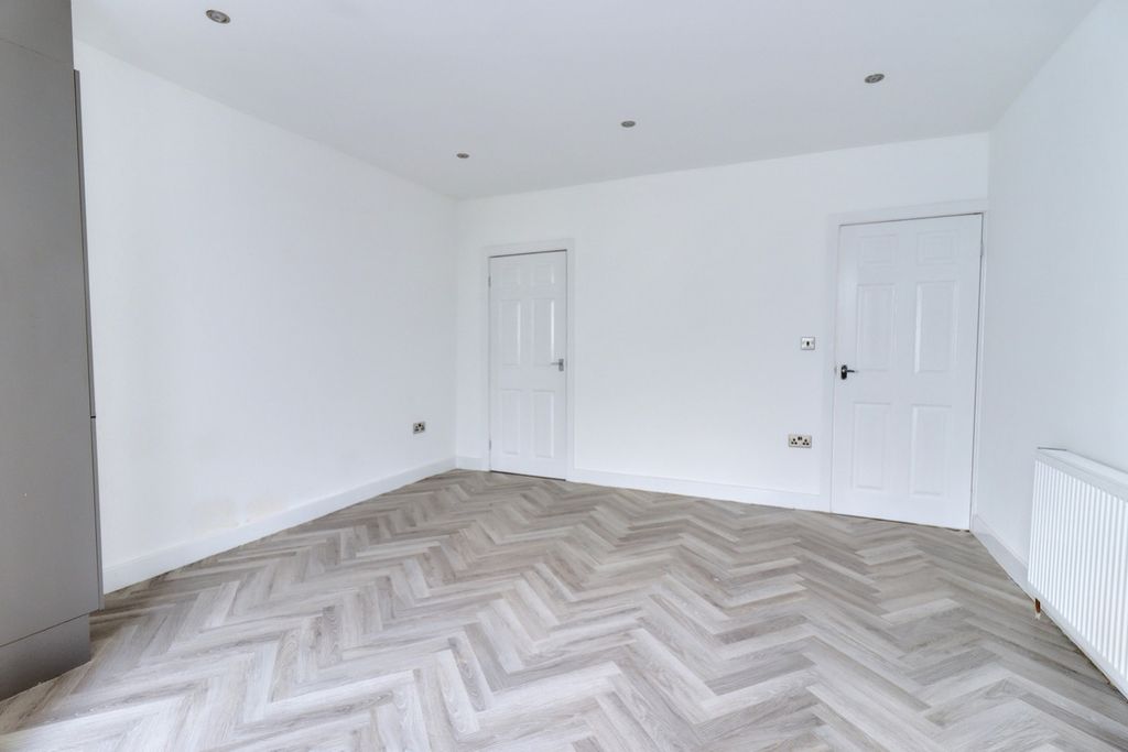 Property photo 2 of 8 Hay030881022_05