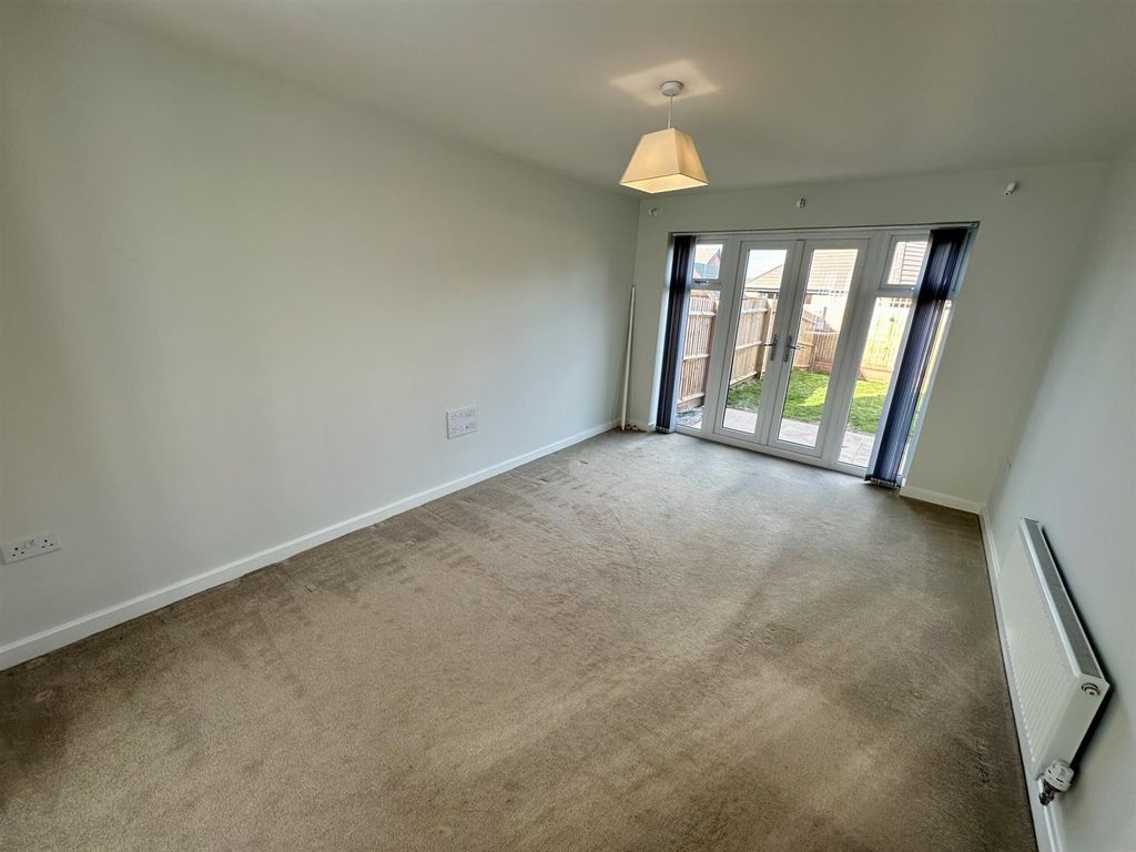 Property photo 3 of 25 Lounge 1 Of 4