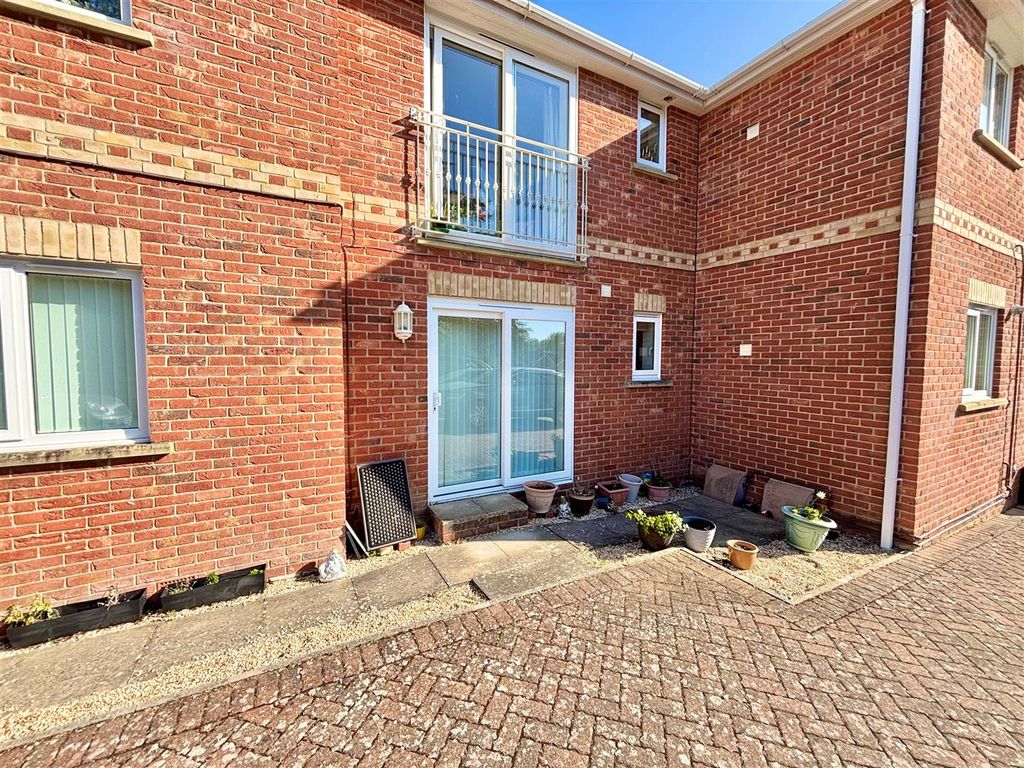 Additional image 11 of 2 bed flat to rentBrooklands, Queens Road, Freshwater PO40