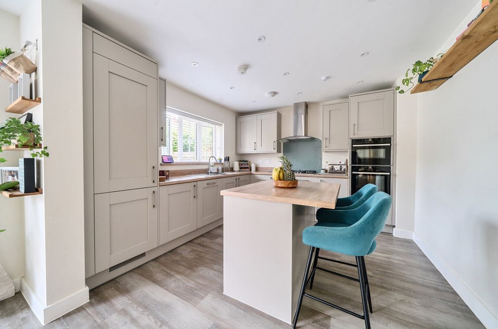 Property photo 2 of 19 1316174-12-685E96...