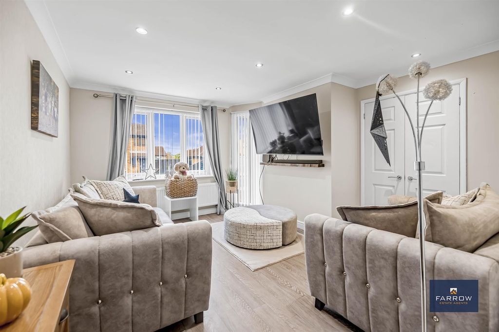 Property photo 2 of 40 Living Room