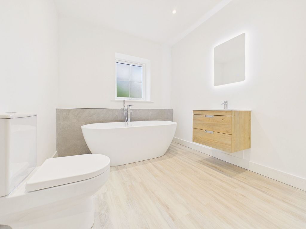 Property photo 3 of 18 Bathroom