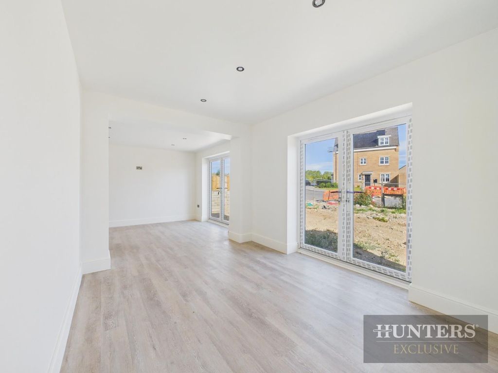 Property photo 3 of 14 Cam05316G0-Pr0200-Still003.Jpg