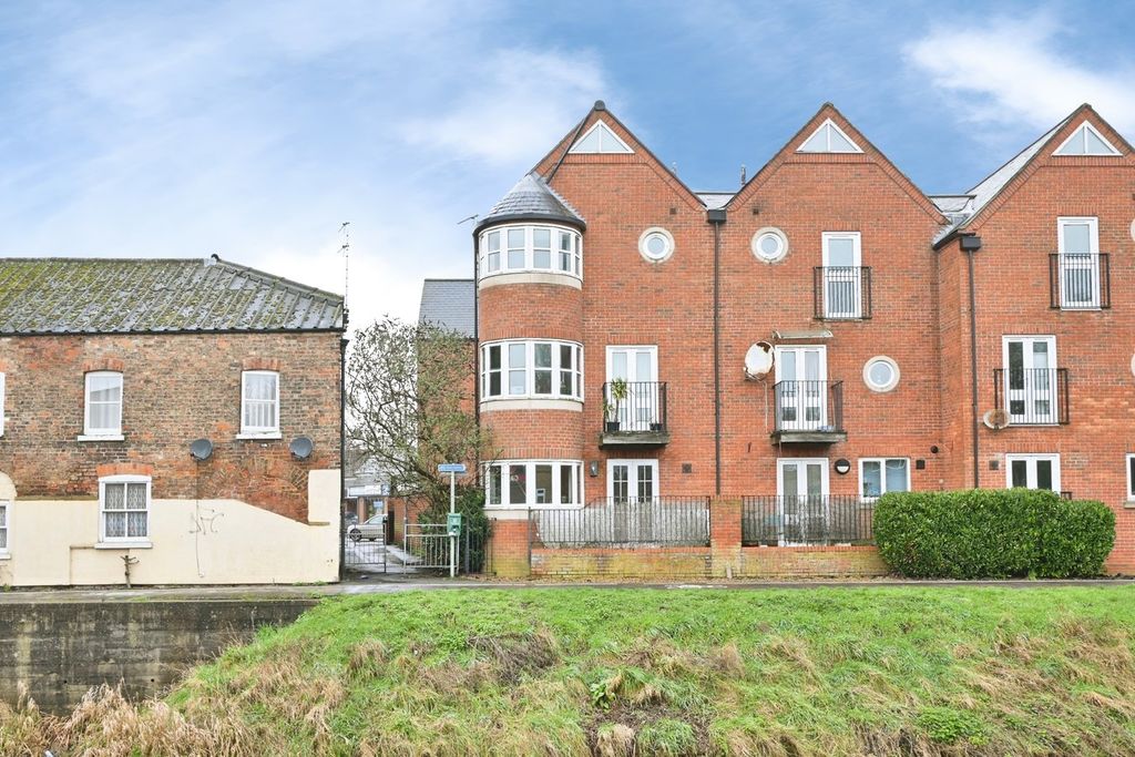 Property photo 1 of 25