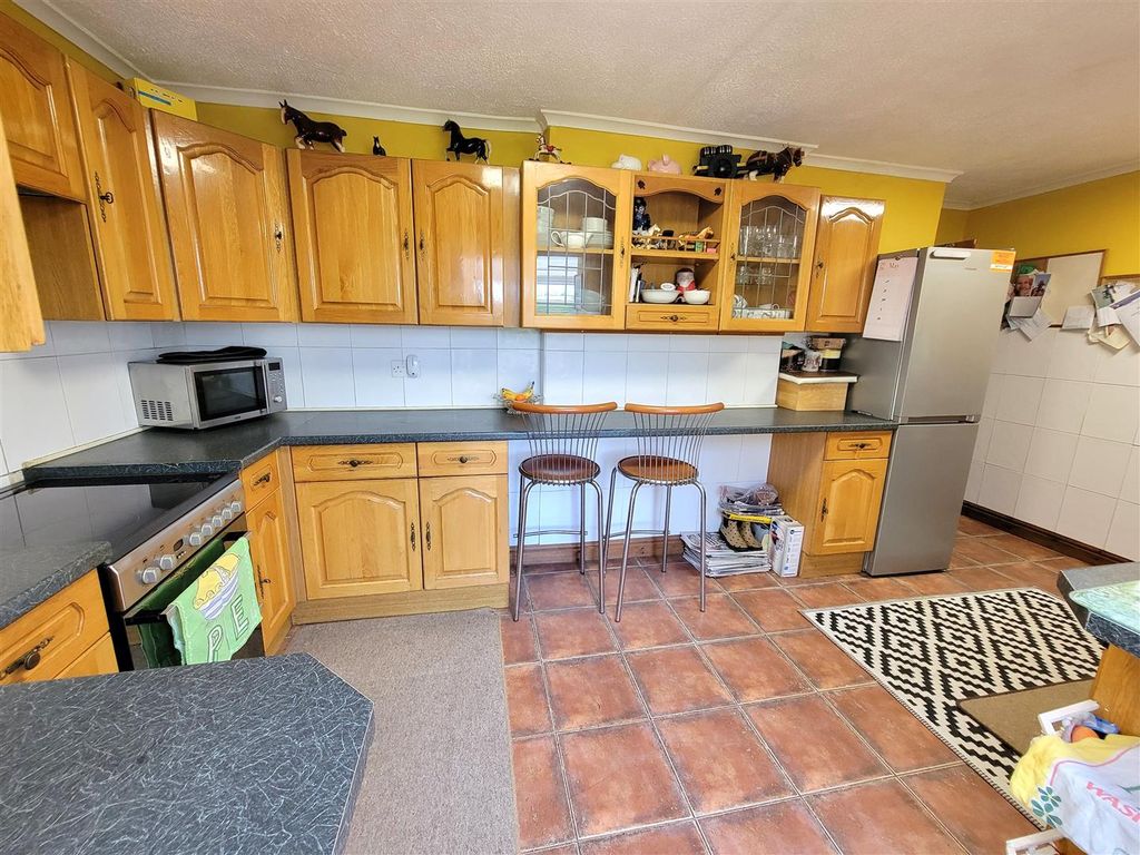 Property photo 3 of 21 Kitchen