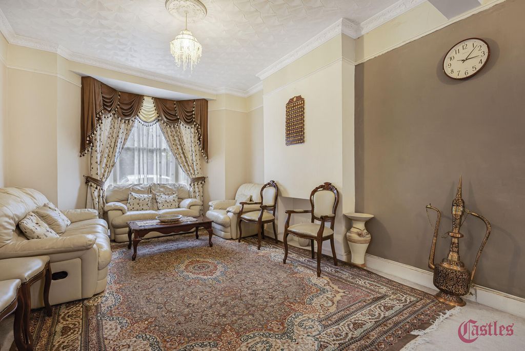 Property photo 2 of 44 Living Room