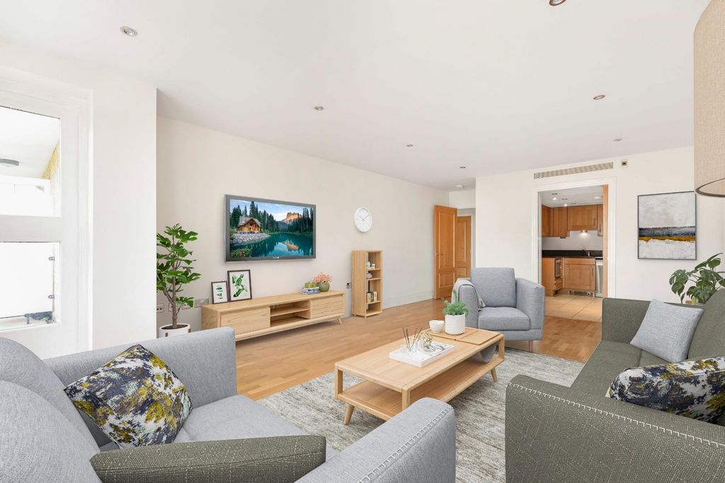 Property photo 2 of 17 Lounge