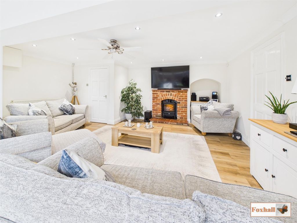 Property photo 3 of 29 Lounge