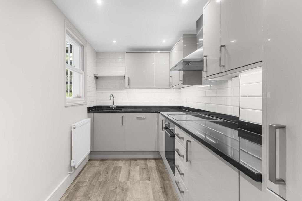 Property photo 3 of 10 Kitchen