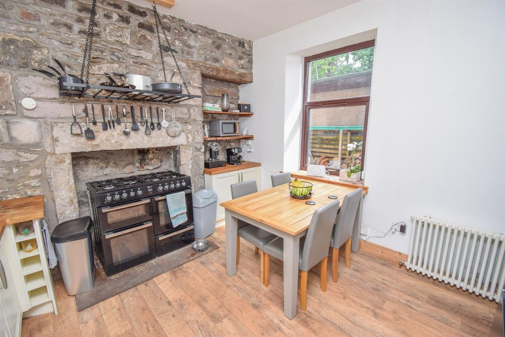 Property photo 3 of 33