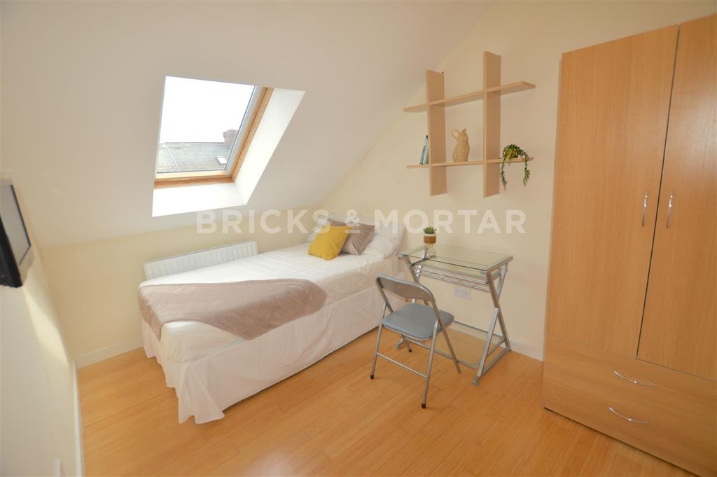 Property photo 3 of 12 32 Warwick Street Blue Bedroom.Jpg