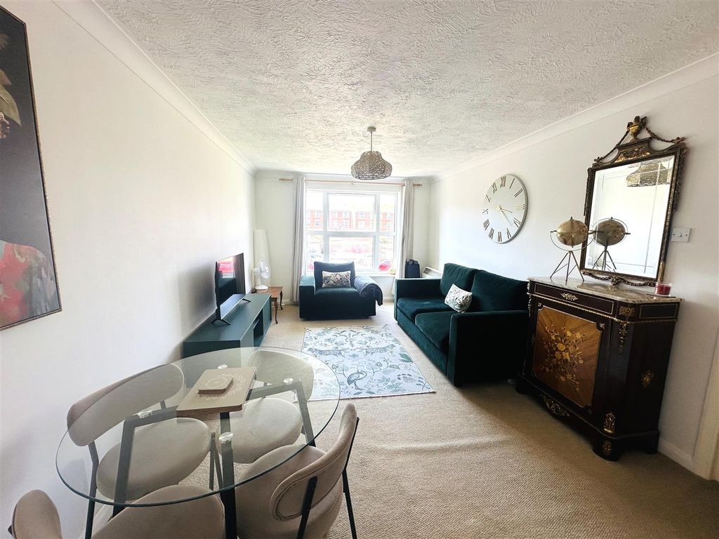 Property photo 3 of 10 Living Room