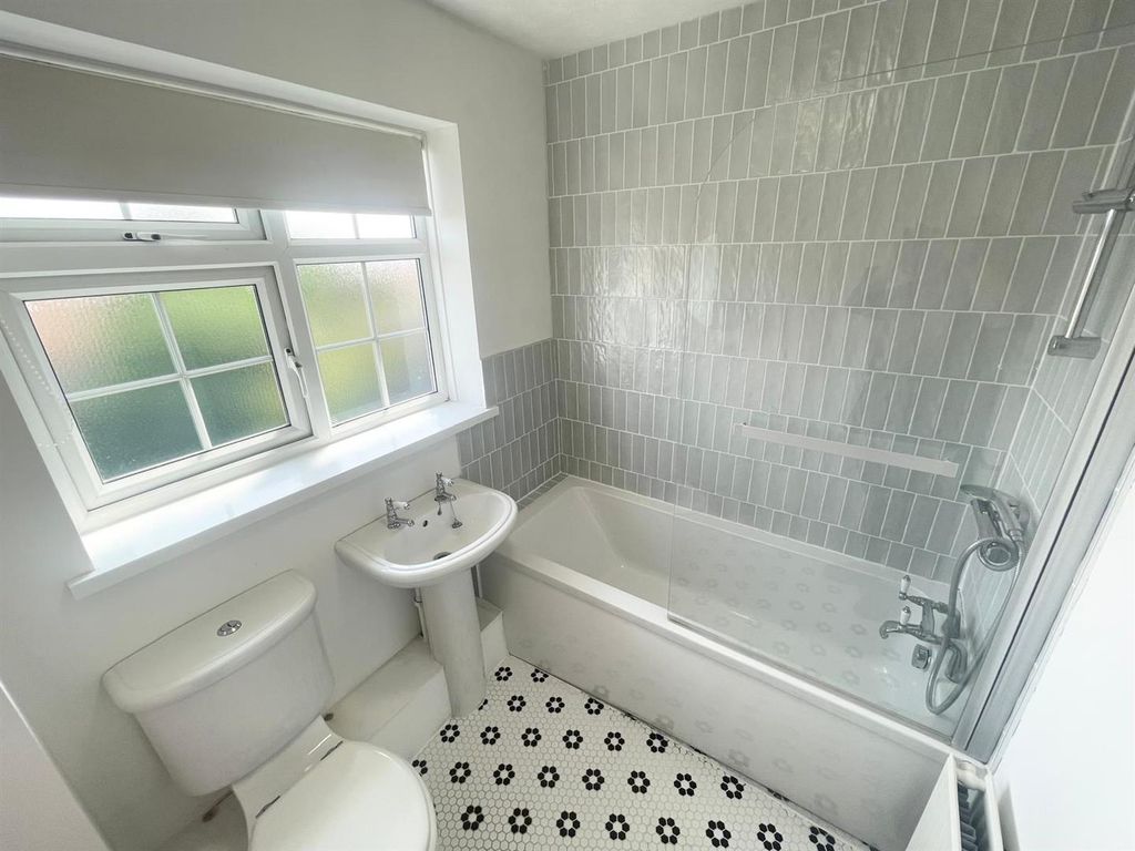 Property photo 3 of 14 Bathroom.Jpeg