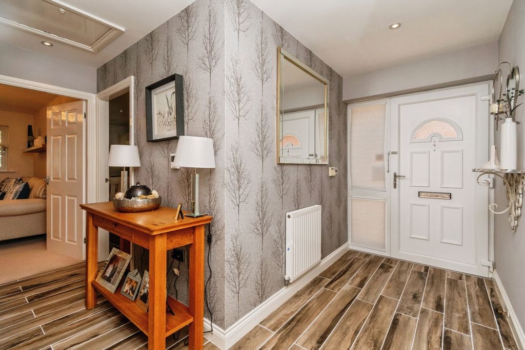 Property photo 2 of 20 Entrance Hall