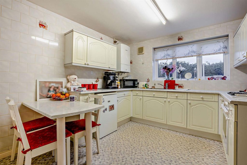 Property photo 2 of 13 8679926-Interior08-800.Jpg