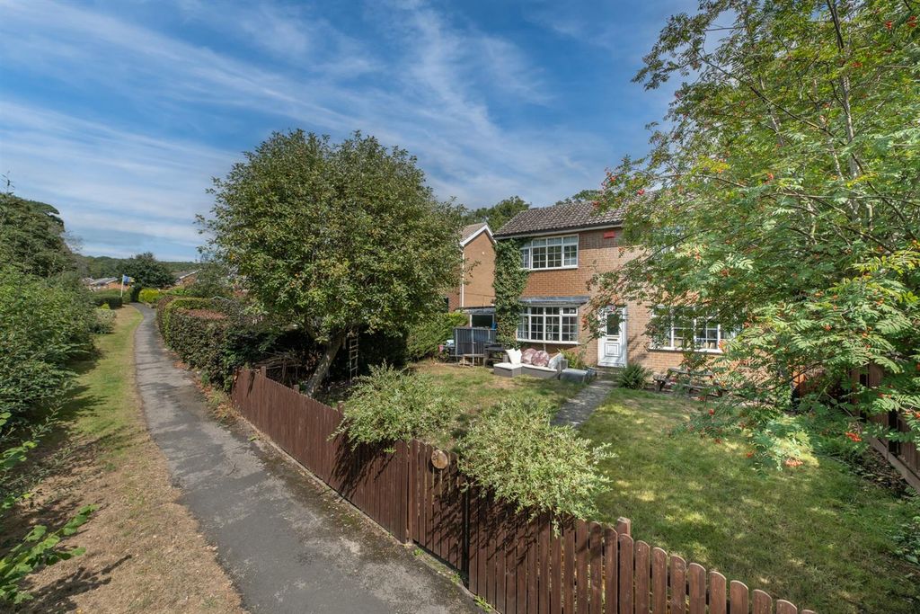 Property photo 1 of 33 Throstle Nest Close