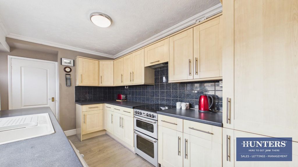 Property photo 3 of 21 Kitchen