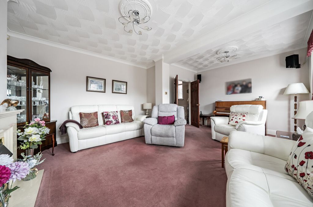 Property photo 3 of 14 Lounge3