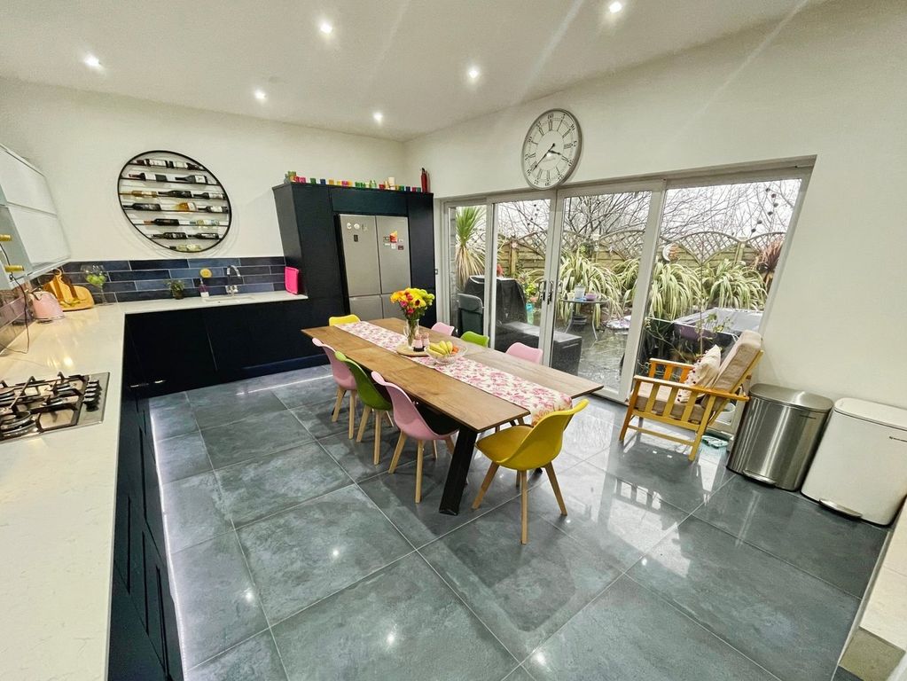 Property photo 2 of 28