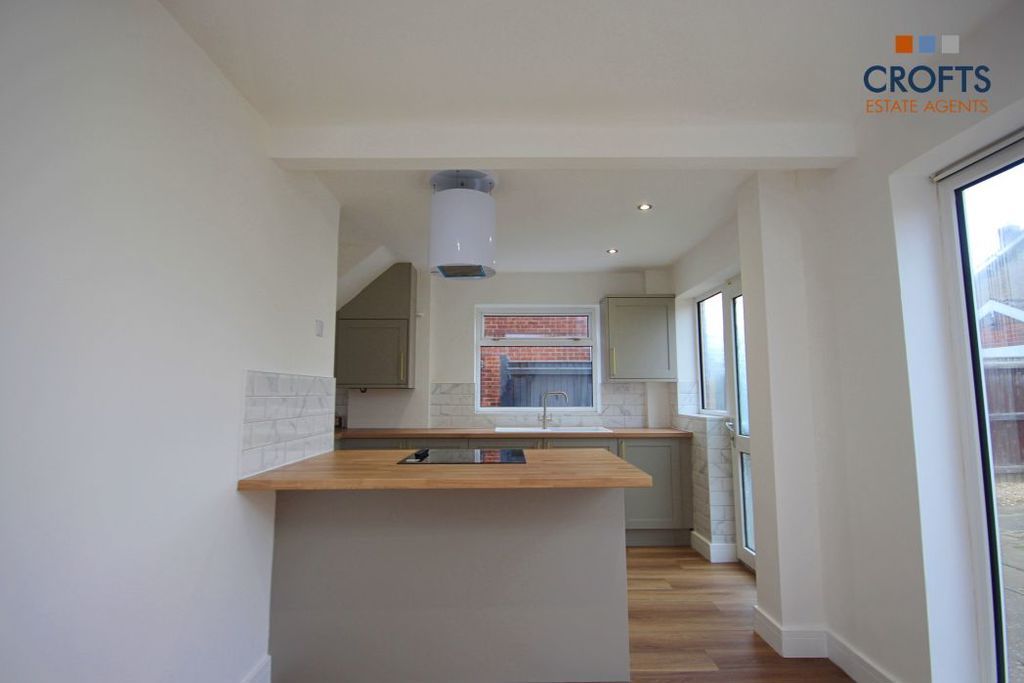 Property photo 3 of 10 Kitchen