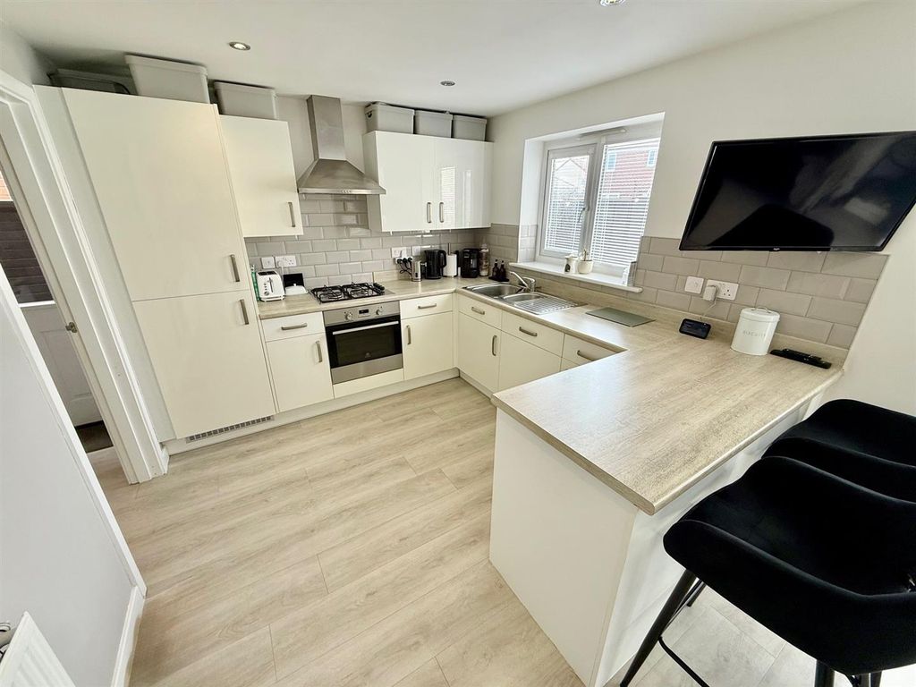 Property photo 3 of 23 Kitchen/Breakfast Room