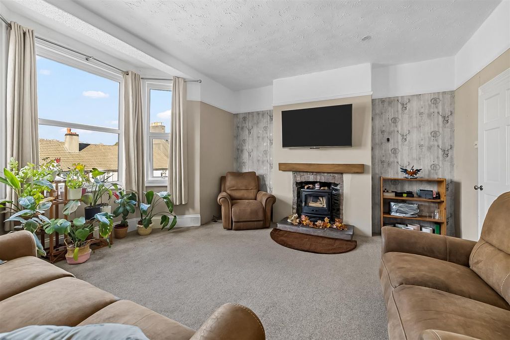 Property photo 3 of 18 Lounge