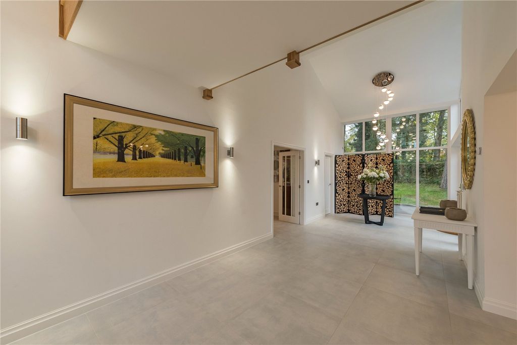 Property photo 2 of 14 Entrance Hall