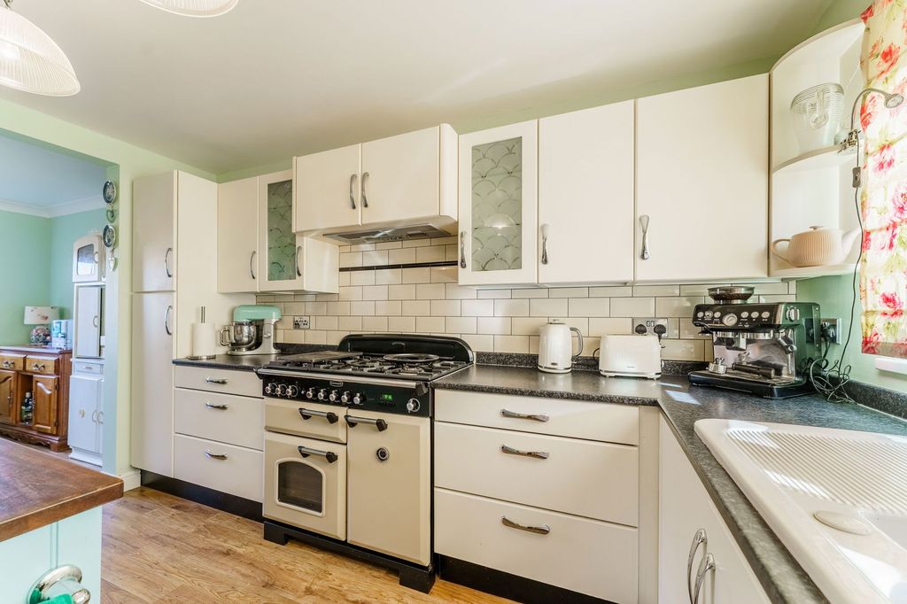 Property photo 2 of 25