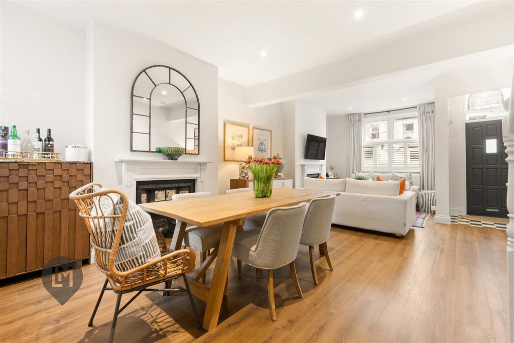 Property photo 1 of 9 Living/Dining Room