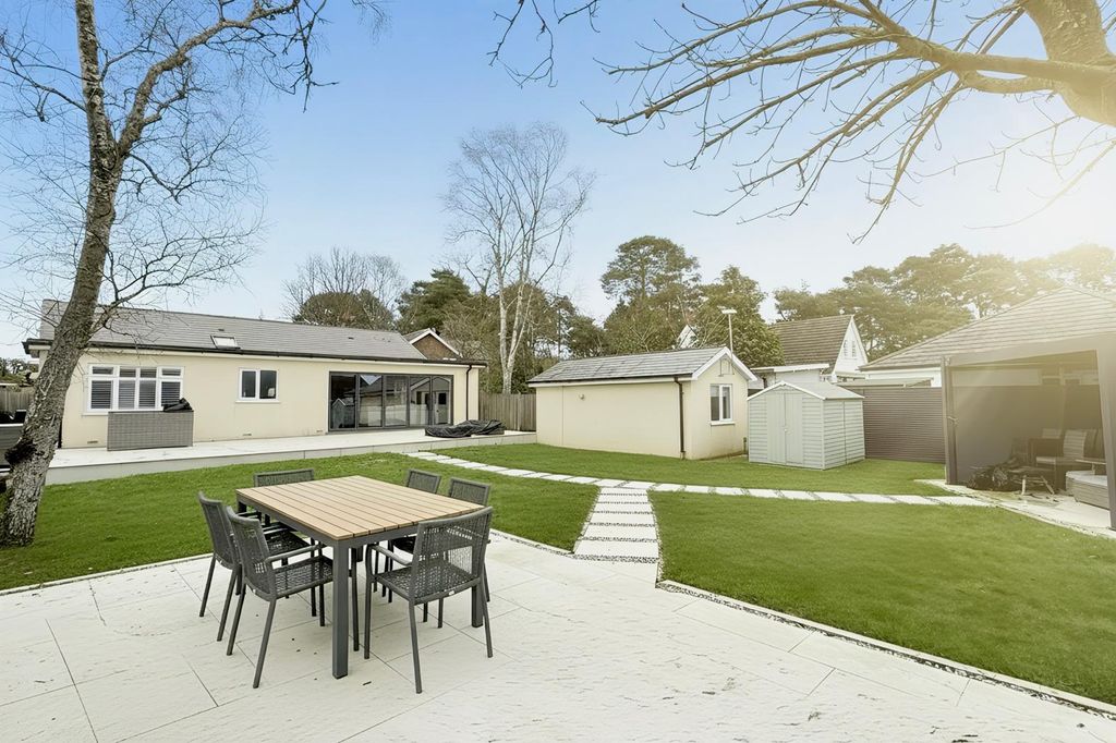 Property photo 1 of 25 4 Bedroom Detached Bungalow