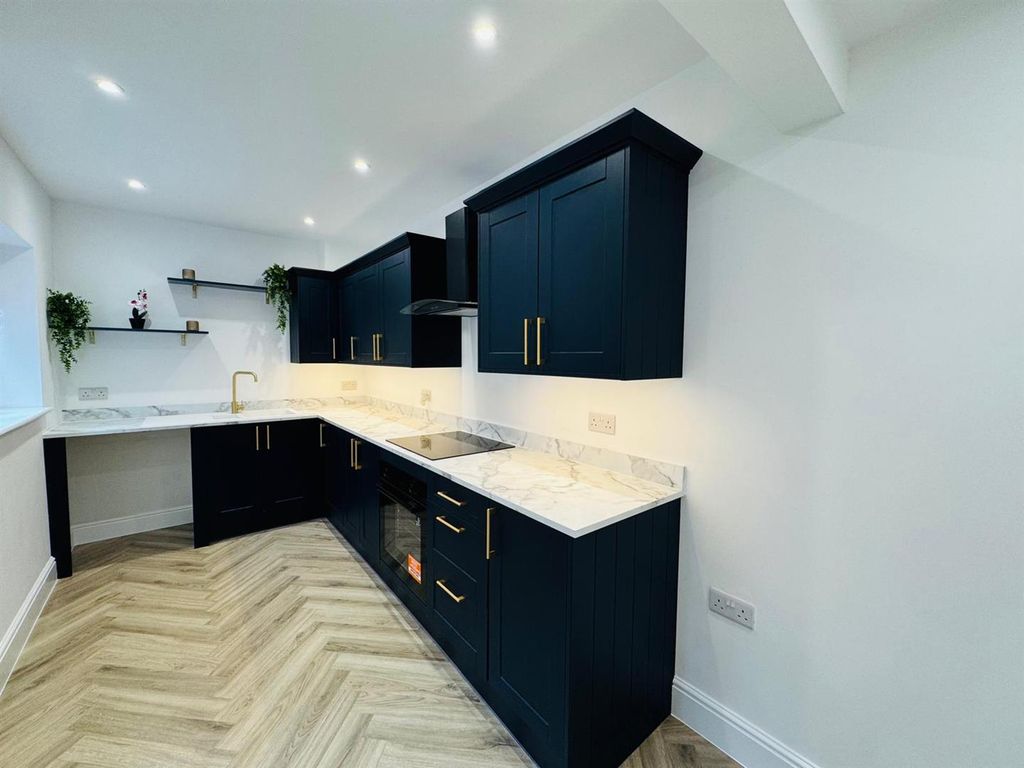 Property photo 3 of 17 Kitchen