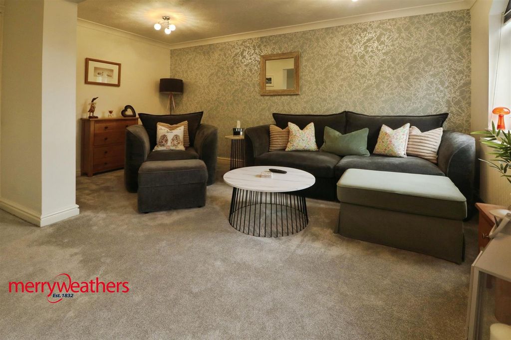 Property photo 2 of 18 Lounge