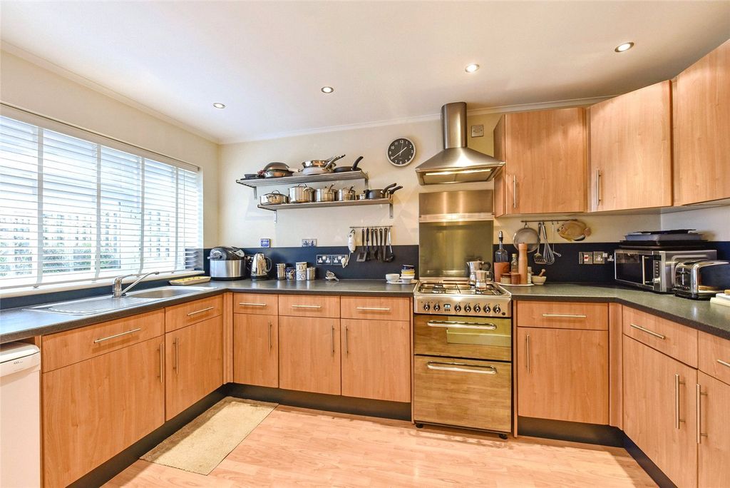 Property photo 3 of 17 Kitchen