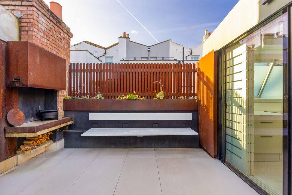 Property photo 3 of 20